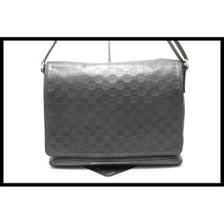 Louis Vuitton District MM Shoulder Bag