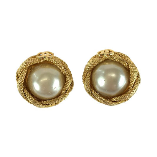 Chanel Pearl Coco Mark Gold White Metal/pearl Earrings 97 A Engraved Ladies