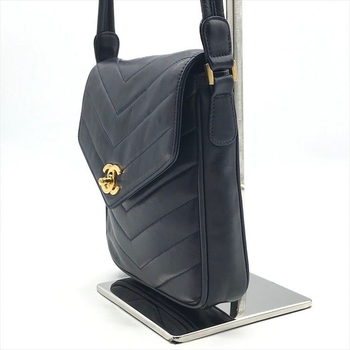 Chanel CC Logo Turnlock Chez Blanc Lambskin Shoulder Bag Navyware