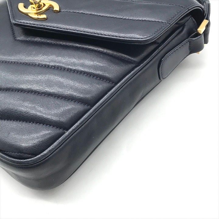 Chanel CC Logo Turnlock Chez Blanc Lambskin Shoulder Bag Navyware