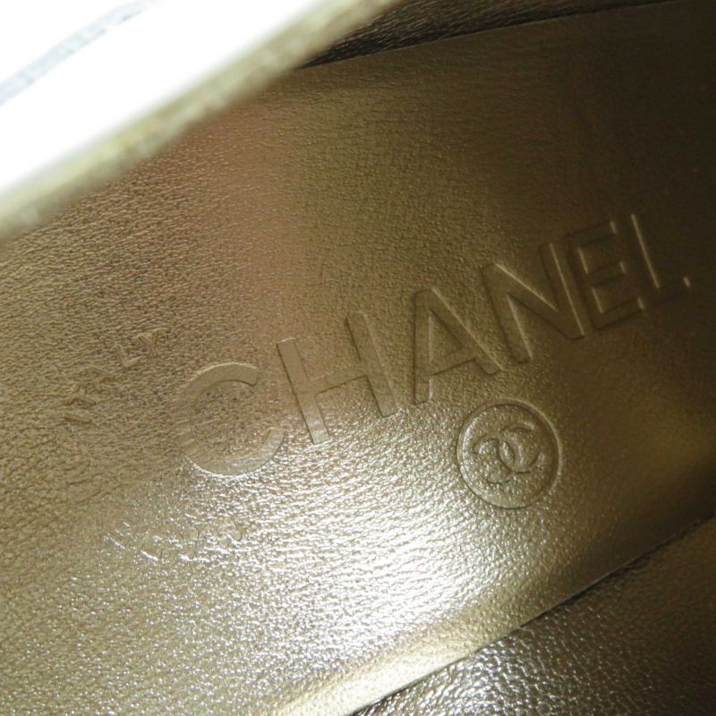 CHANEL 17A G33057 Lace-up Patent Leather Booties With Coco Mark White Gold