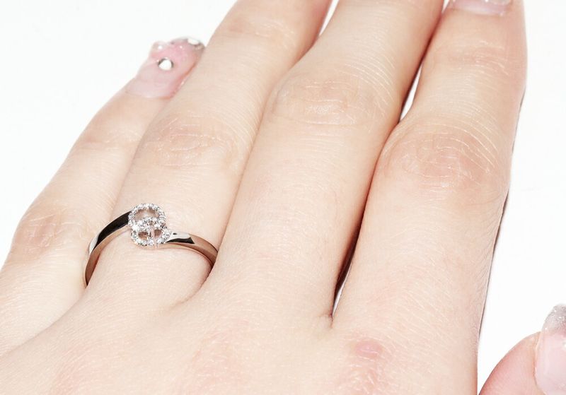 Gucci 18K White Gold Ring With 23 Diamonds (approx 012ct) GG Running Ring Width