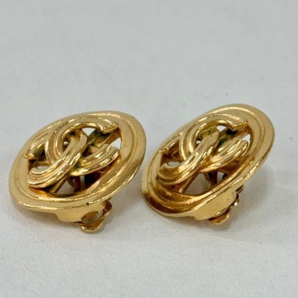 CHANEL Vintage CC Gold Plated Clip-On Round Medallion Logo Earrings 1996 96P