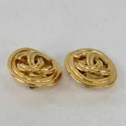 CHANEL Vintage CC Gold Plated Clip-On Round Medallion Logo Earrings 1996 96P