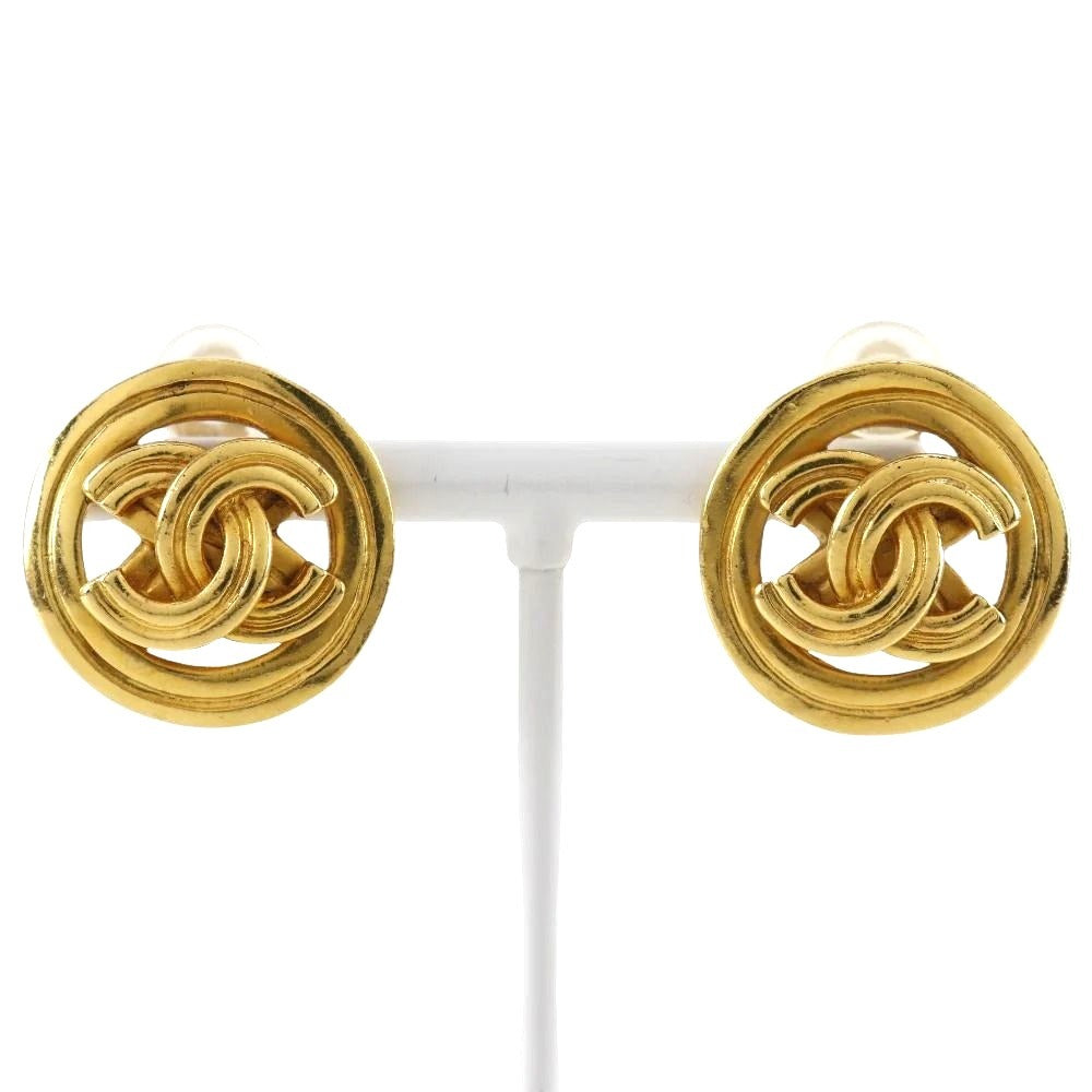 CHANEL Vintage CC Gold Plated Clip-On Round Medallion Logo Earrings 1996 96P