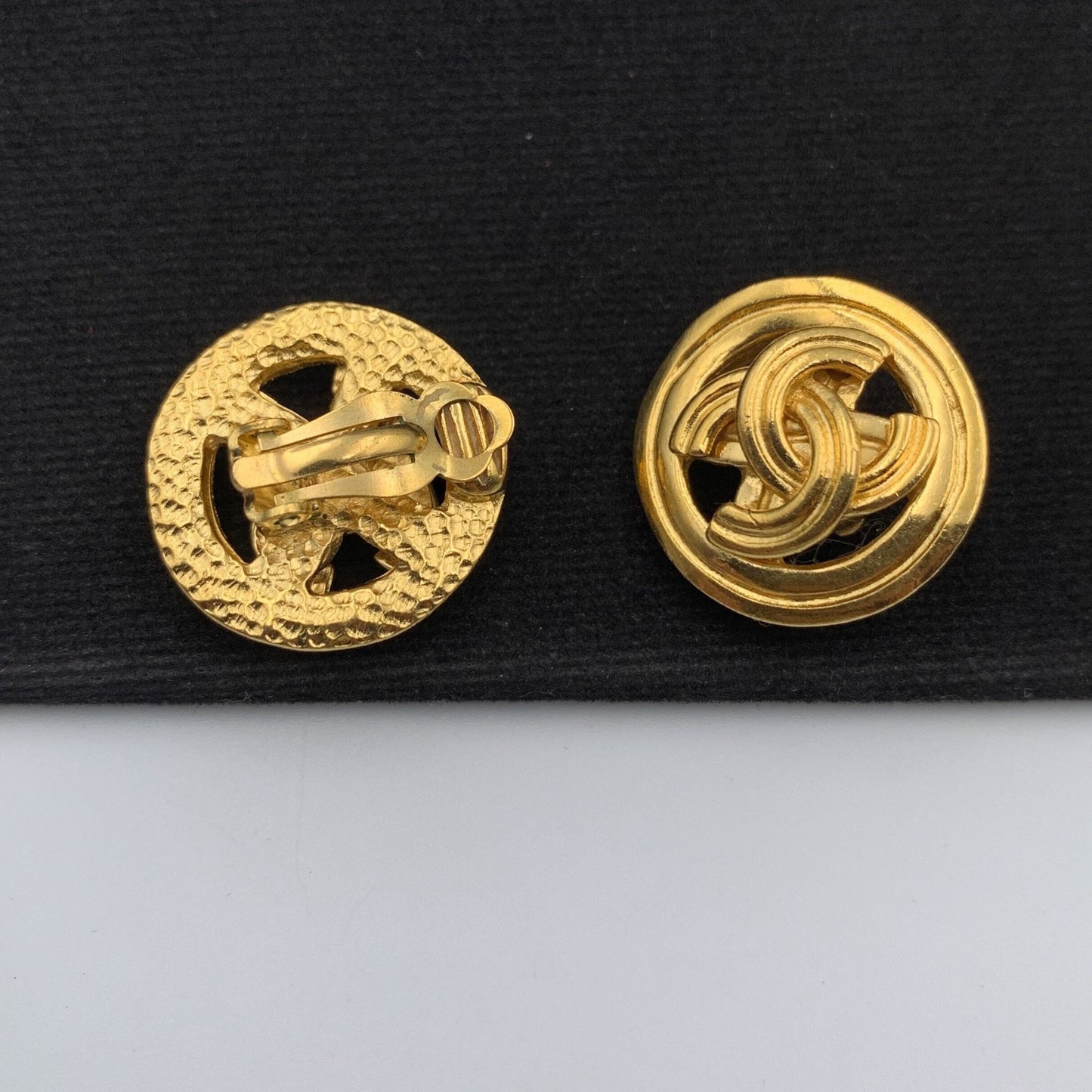 CHANEL Vintage CC Gold Plated Clip-On Round Medallion Logo Earrings 1996 96P