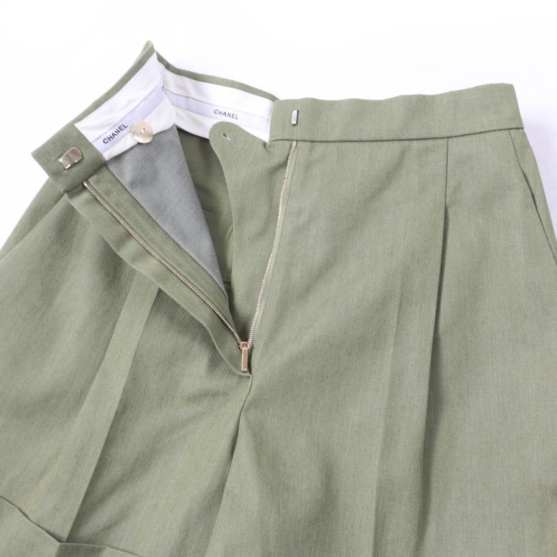 CHANEL P55496v33481 100% Cotton Coco-mark Matelasse Chain Button Shorts Khaki