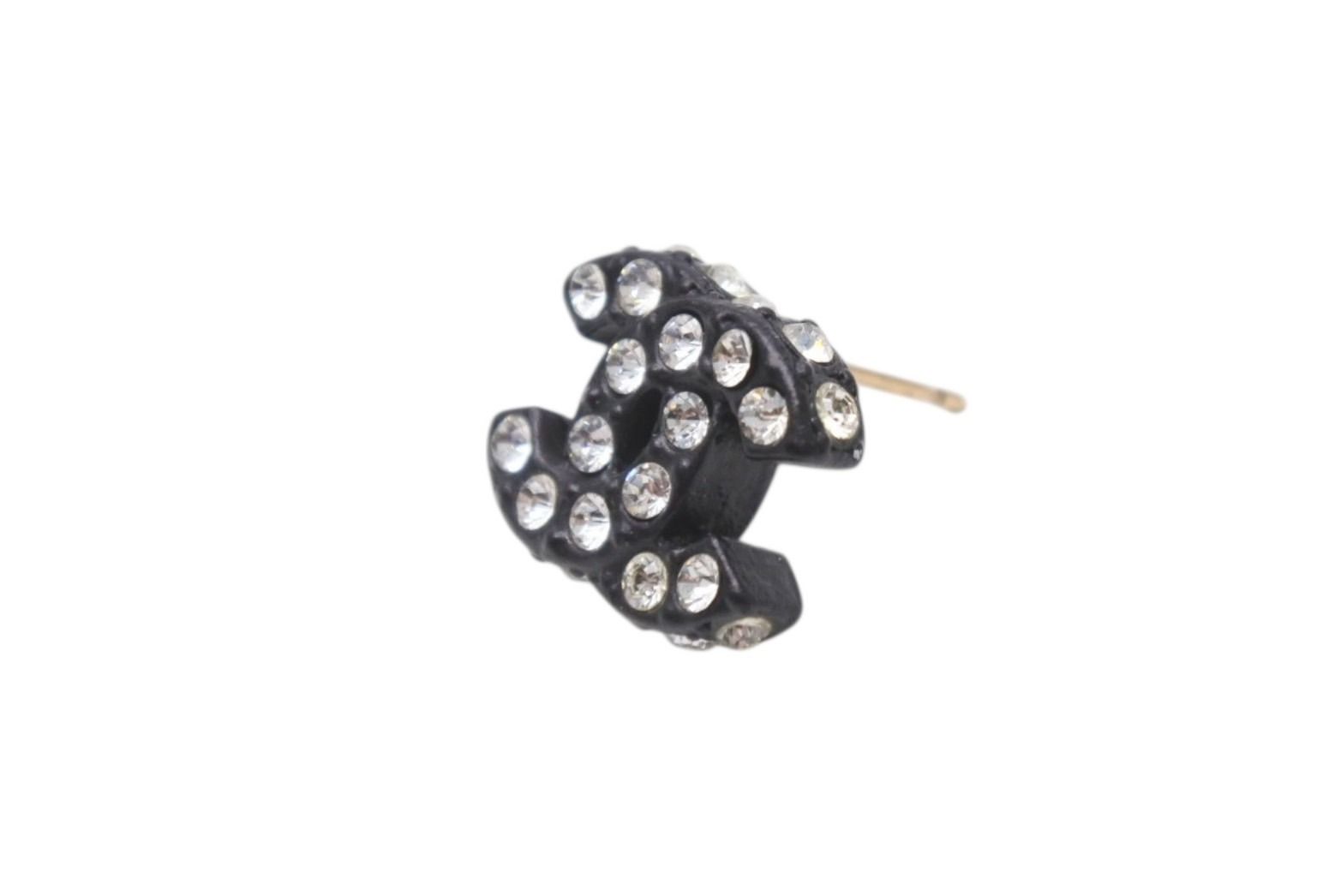 Chanel CC Logo Earrings 02 Rhinestone Black — view 3