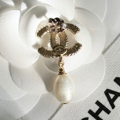 Chanel Coco Mark Chain Pearl Earrings for One Ear Gold White