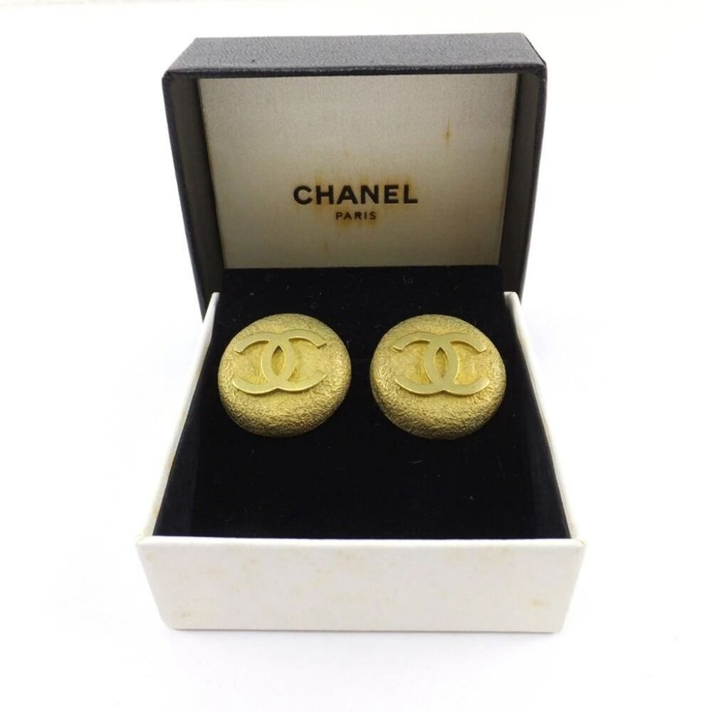 CHANEL Vintage 1994 CC Gold Plate Clip-On 1" Round Medallion Logo Earrings w/Box
