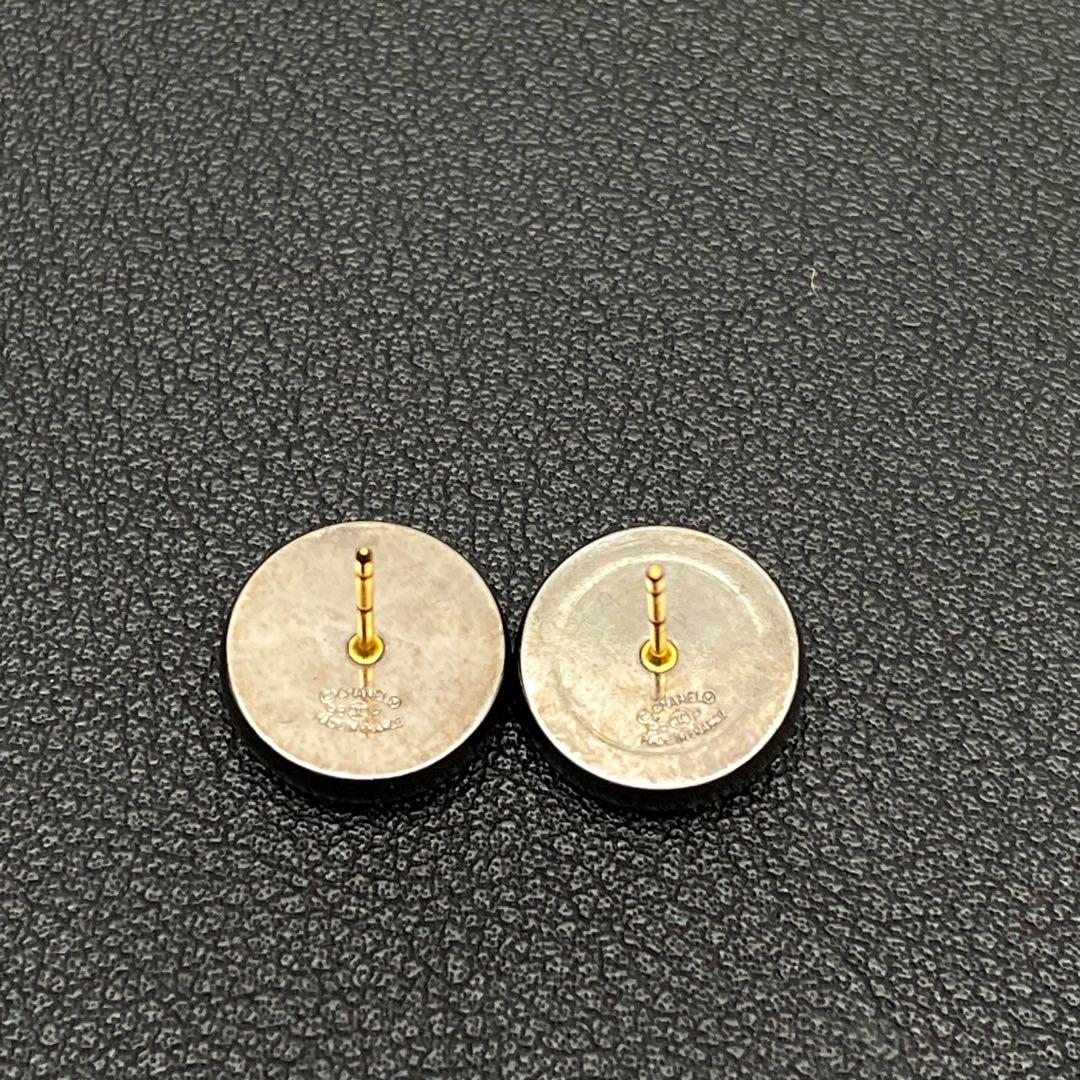 Chanel 98P CC Logo Earrings Icon Gold — view 4