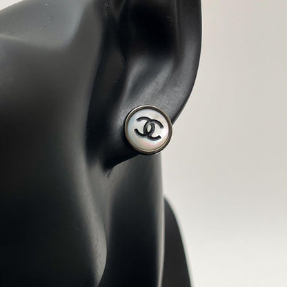 Chanel 98P CC Logo Earrings Icon Gold — view 5