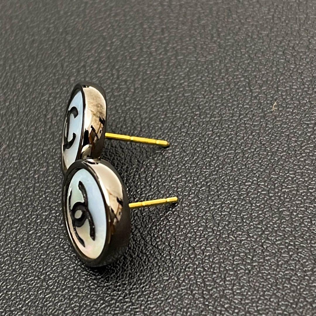Chanel 98P CC Logo Earrings Icon Gold — view 6