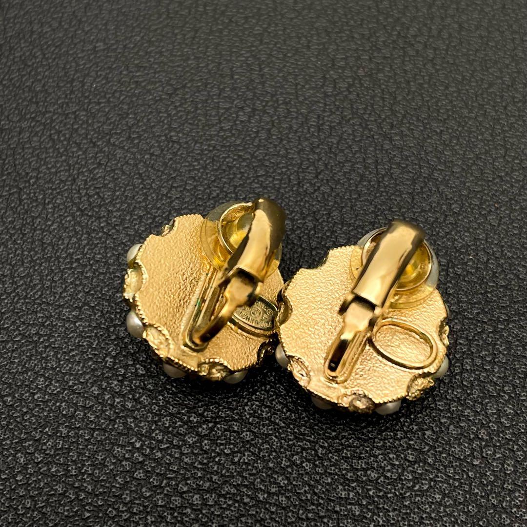 Chanel CC Logo Earrings Faux Pearl Gold — view 4