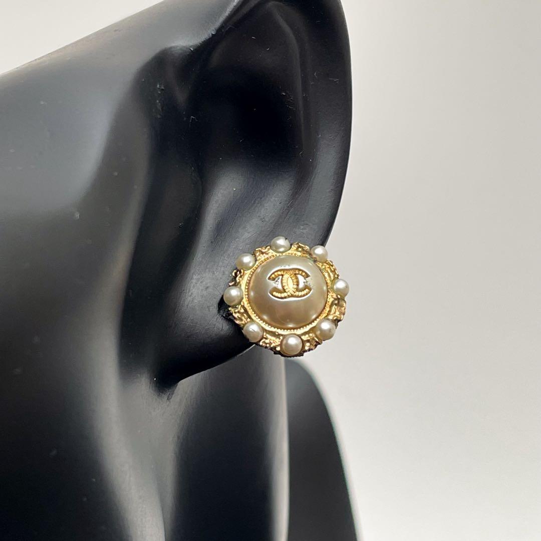 Chanel CC Logo Earrings Faux Pearl Gold — view 7