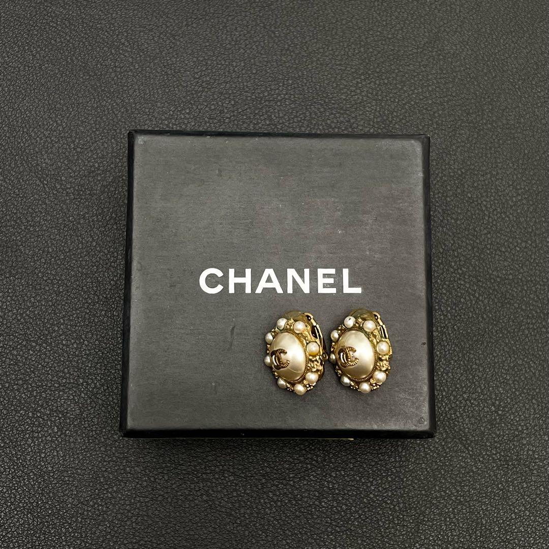 Chanel CC Logo Earrings Faux Pearl Gold — view 8