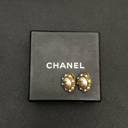 Chanel CC Logo Earrings Faux Pearl Gold — view 8
