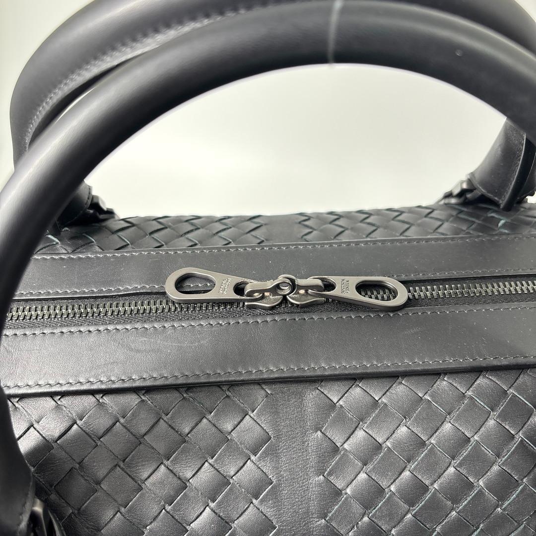 Bottega Veneta Intrecciato Boston Bag Black — view 7