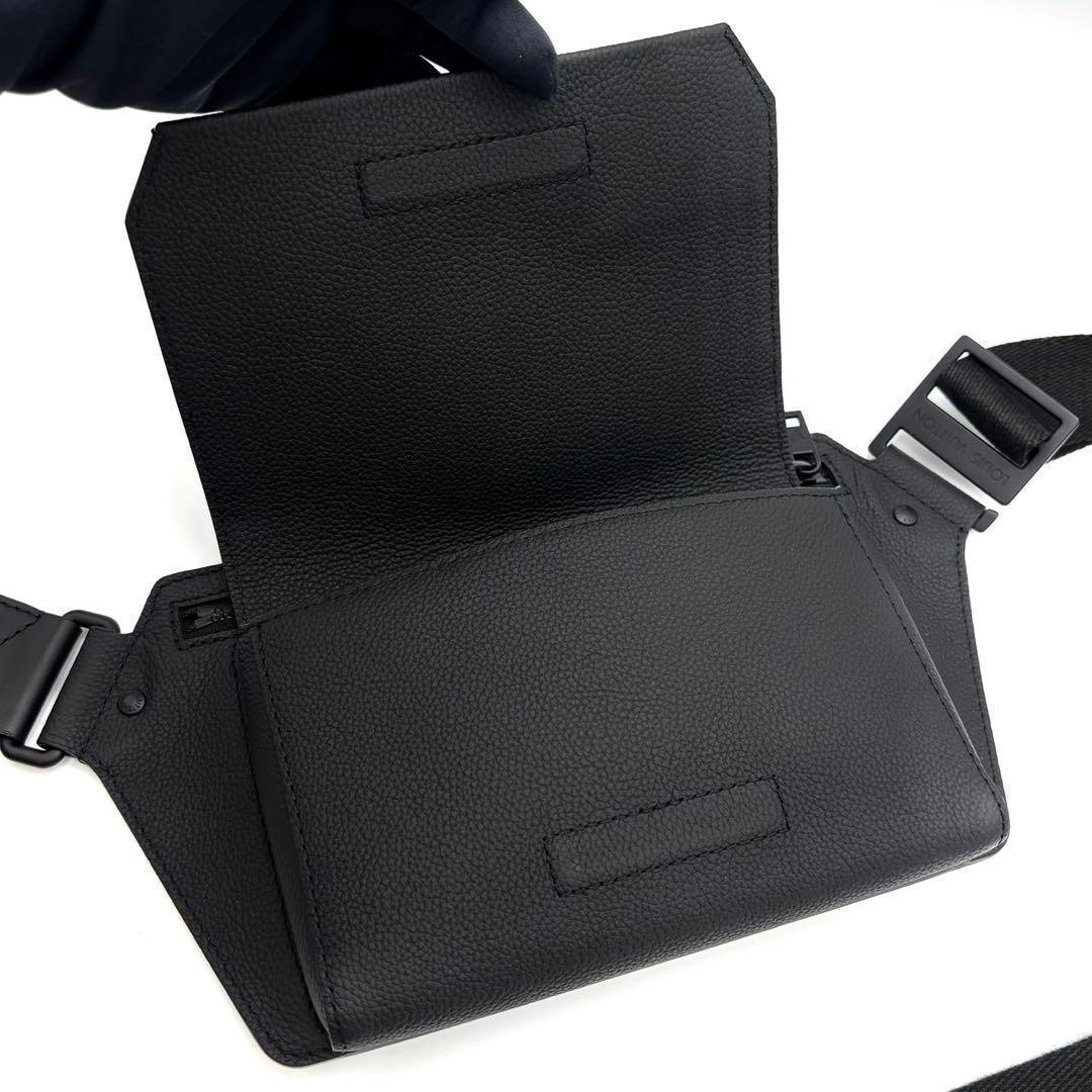 Louis Vuitton Aerogram Takeoff Sling Bag Noir — view 4
