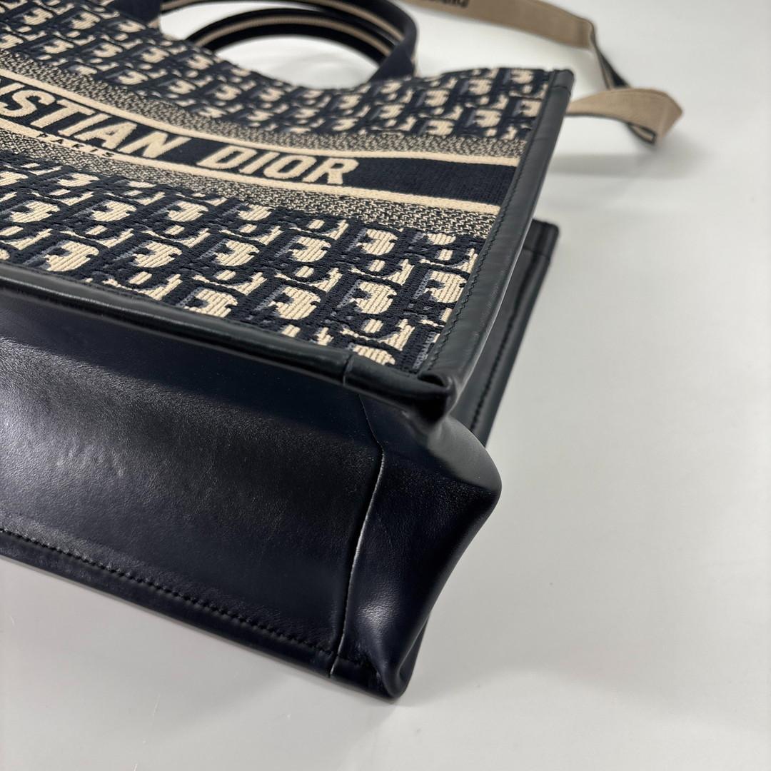 Dior Book Tote Bag Medium — view 8
