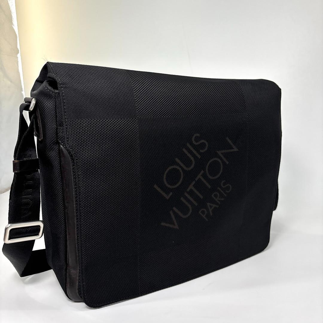 Louis Vuitton Damier Geant Messager Shoulder Bag Noir — view 3