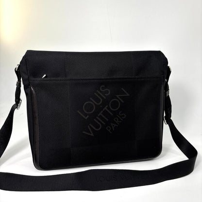 Louis Vuitton Damier Geant Messager Shoulder Bag Noir — view 5