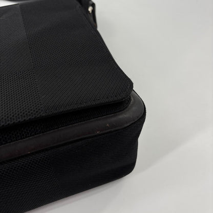 Louis Vuitton Damier Geant Messager Shoulder Bag Noir — view 7