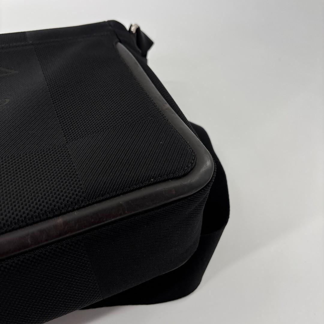 Louis Vuitton Damier Geant Messager Shoulder Bag Noir — view 8