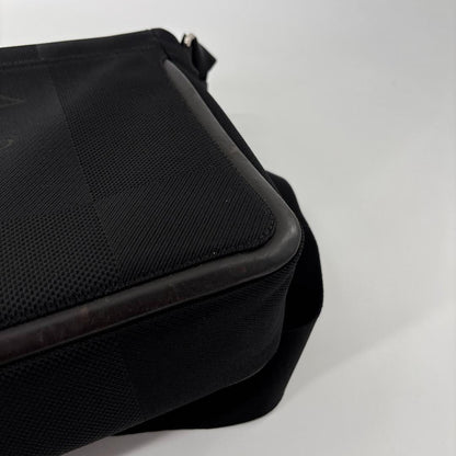 Louis Vuitton Damier Geant Messager Shoulder Bag Noir — view 8