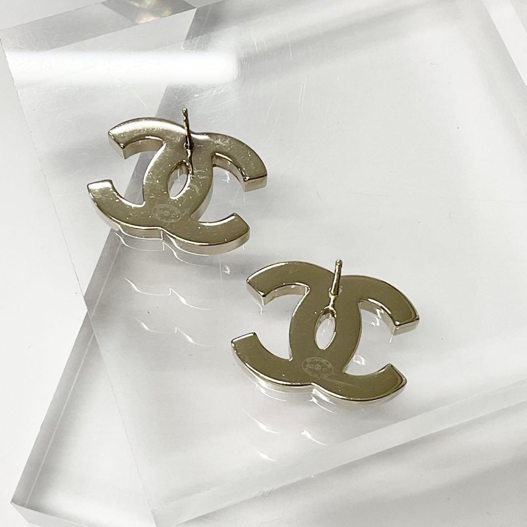 Chanel Earrings CC Logo Gold — view 3