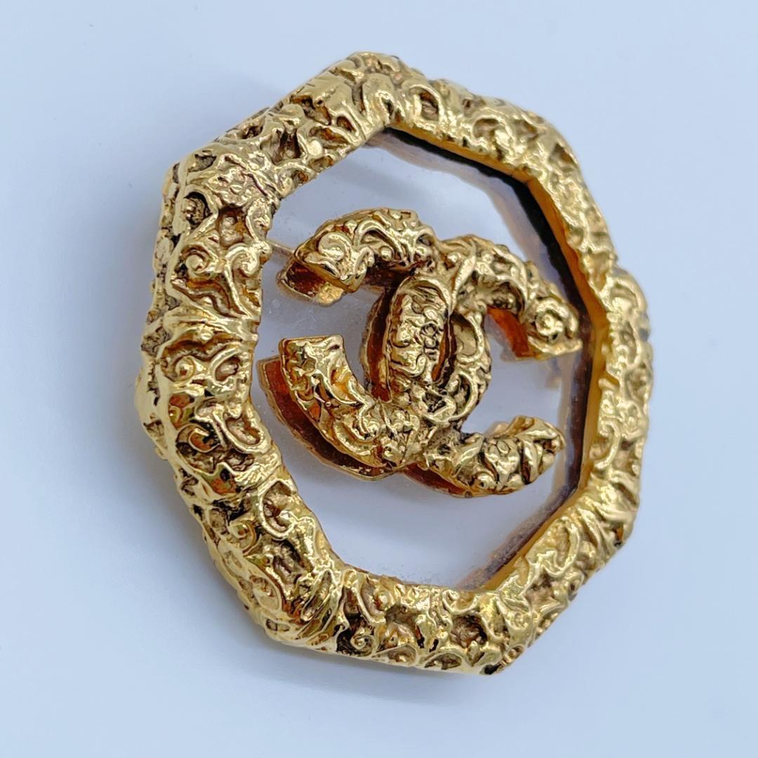 Chanel Brooch CC Logo Lava Gold — view 5