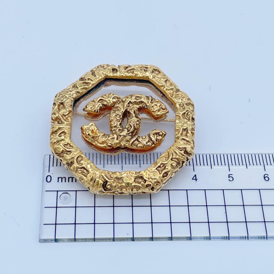 Chanel Brooch CC Logo Lava Gold — view 8