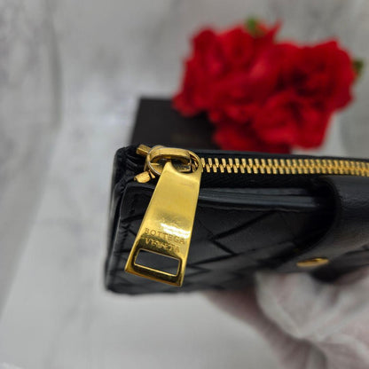 Bottega Veneta Maxi Intrecciato Fold Wallet Black — view 4