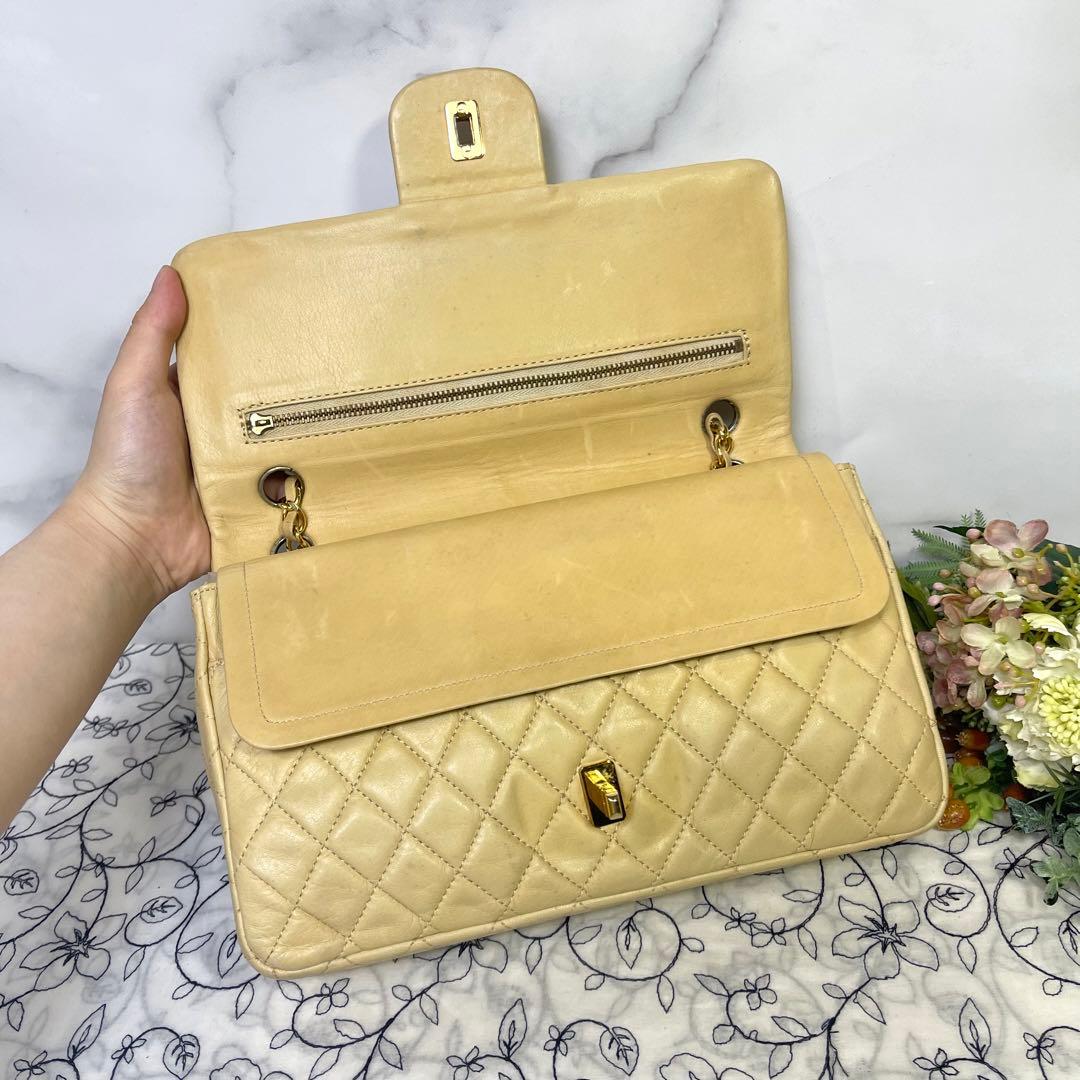 Chanel Vintage Turnlock Quilted Beige Shoulder — view 9