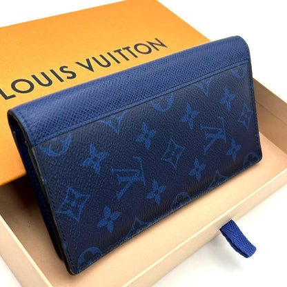 Louis Vuitton Taigarama Portefeuille Brazza Wallet Cobalt