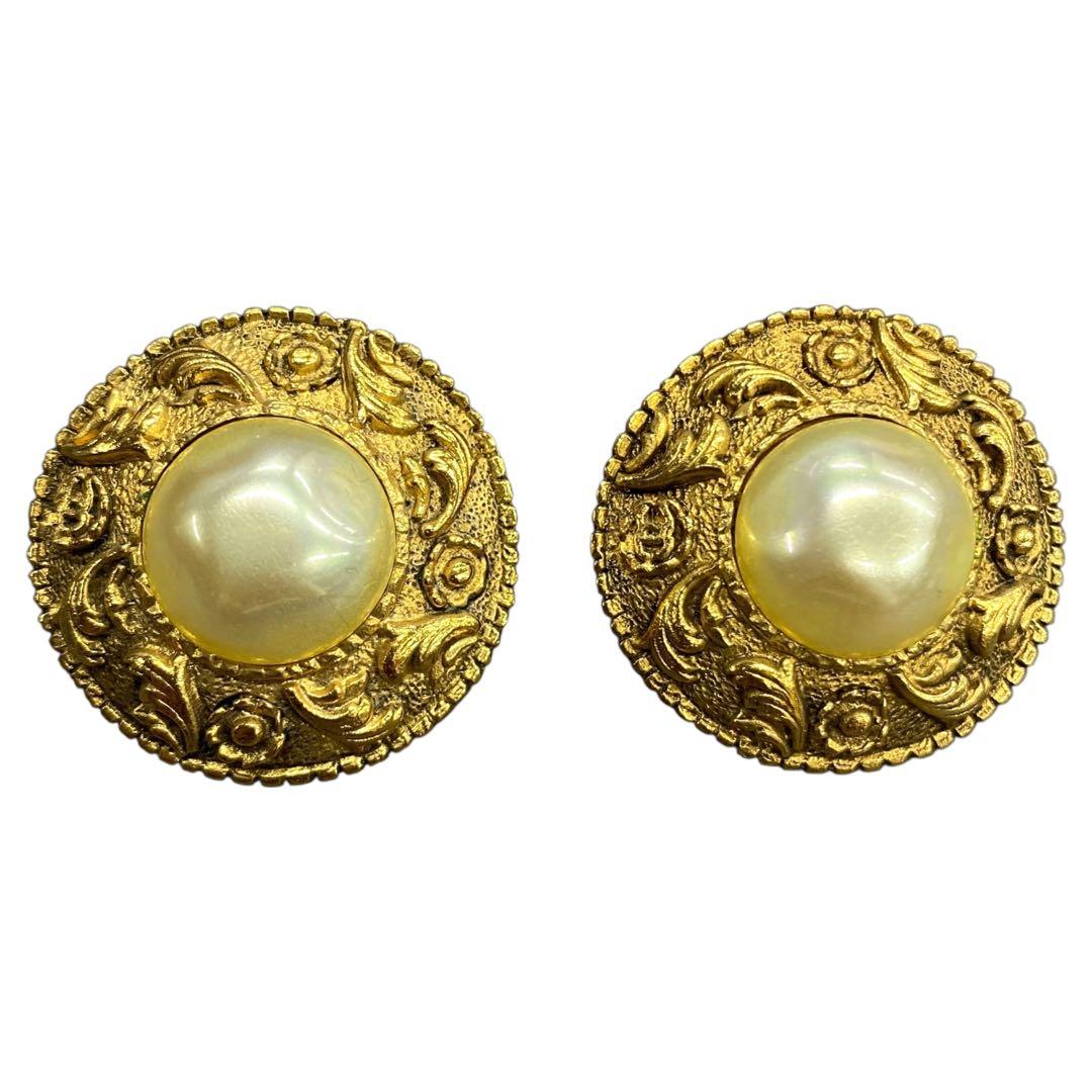 Chanel Gold Pearl Round Earrings I_141