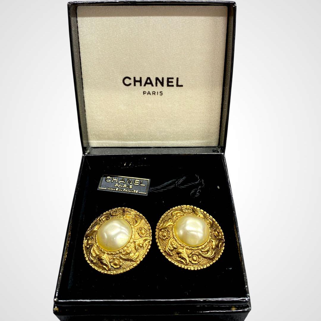 Chanel Gold Pearl Round Earrings I_141