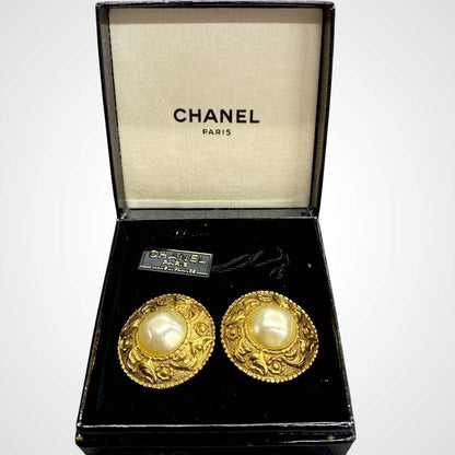 Chanel Gold Pearl Round Earrings I_141