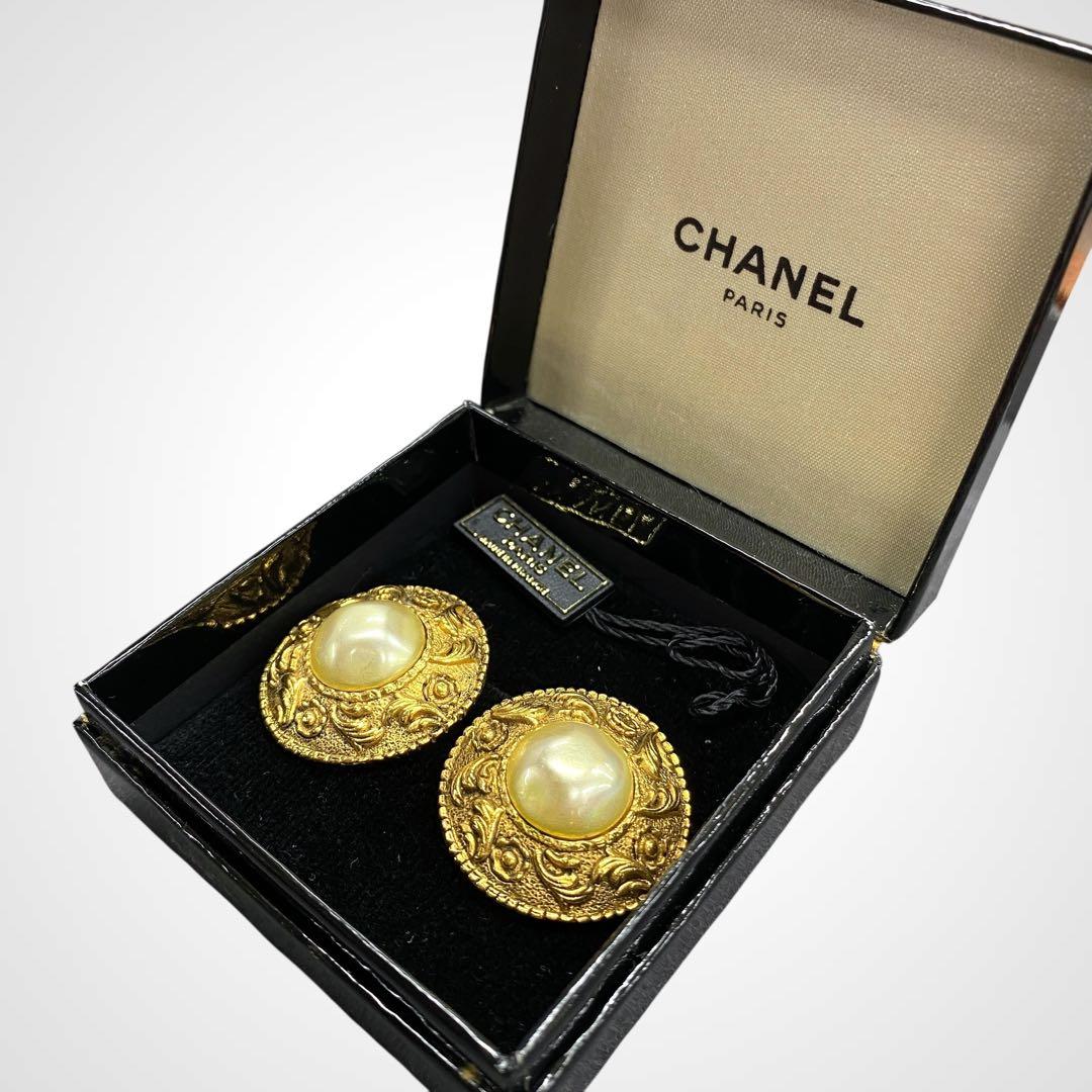 Chanel Gold Pearl Round Earrings I_141