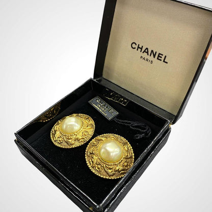 Chanel Gold Pearl Round Earrings I_141