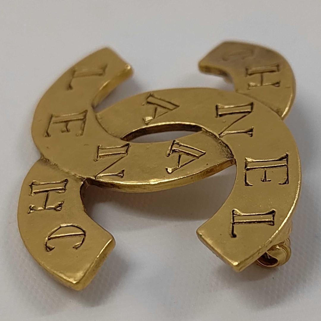 Chanel Brooch Gold CC Logo Vintage — view 4