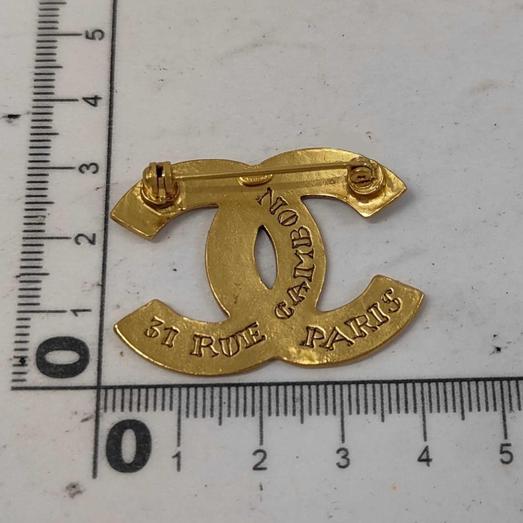 Chanel Brooch Gold CC Logo Vintage — view 5