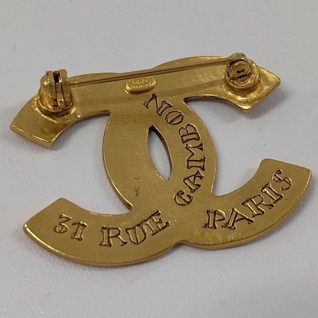 Chanel Brooch Gold CC Logo Vintage — view 7