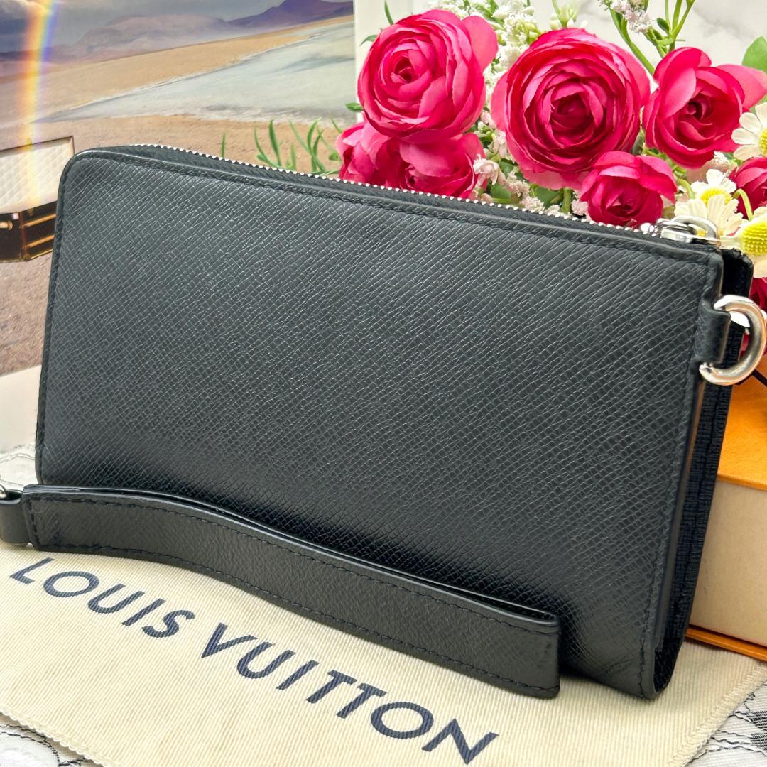 Louis Vuitton Taiga Zippy Dragonne Wallet