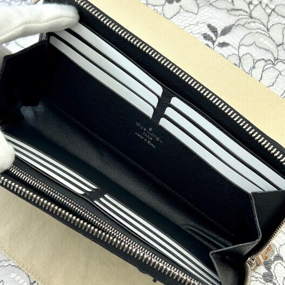 Louis Vuitton Taiga Zippy Dragonne Wallet