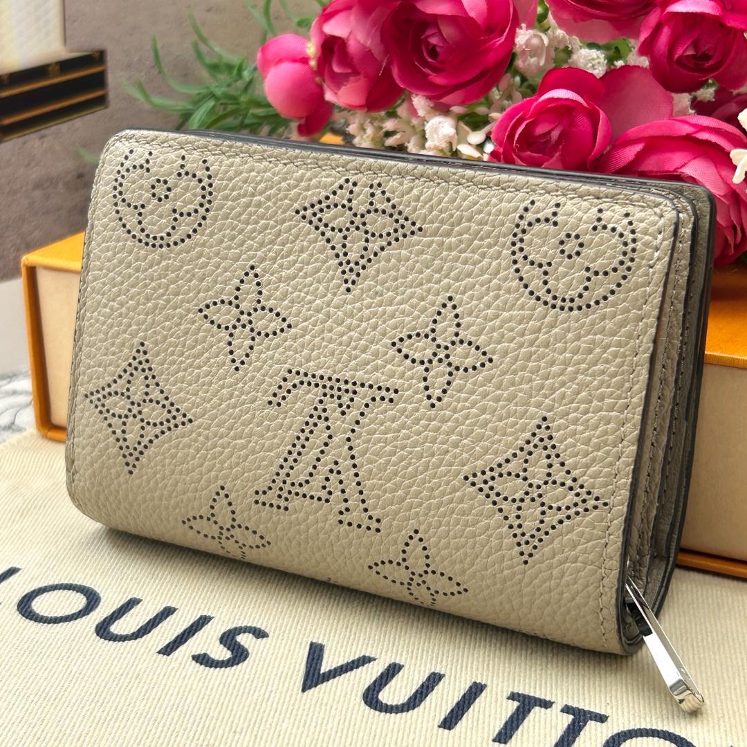 Louis Vuitton Portefeuille Clair Mahina Bifold Wallet — view 2