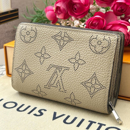 Louis Vuitton Portefeuille Clair Mahina Bifold Wallet — view 2