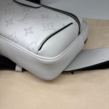 Louis Vuitton Taigarama Bum Bag Antarctica — view 8