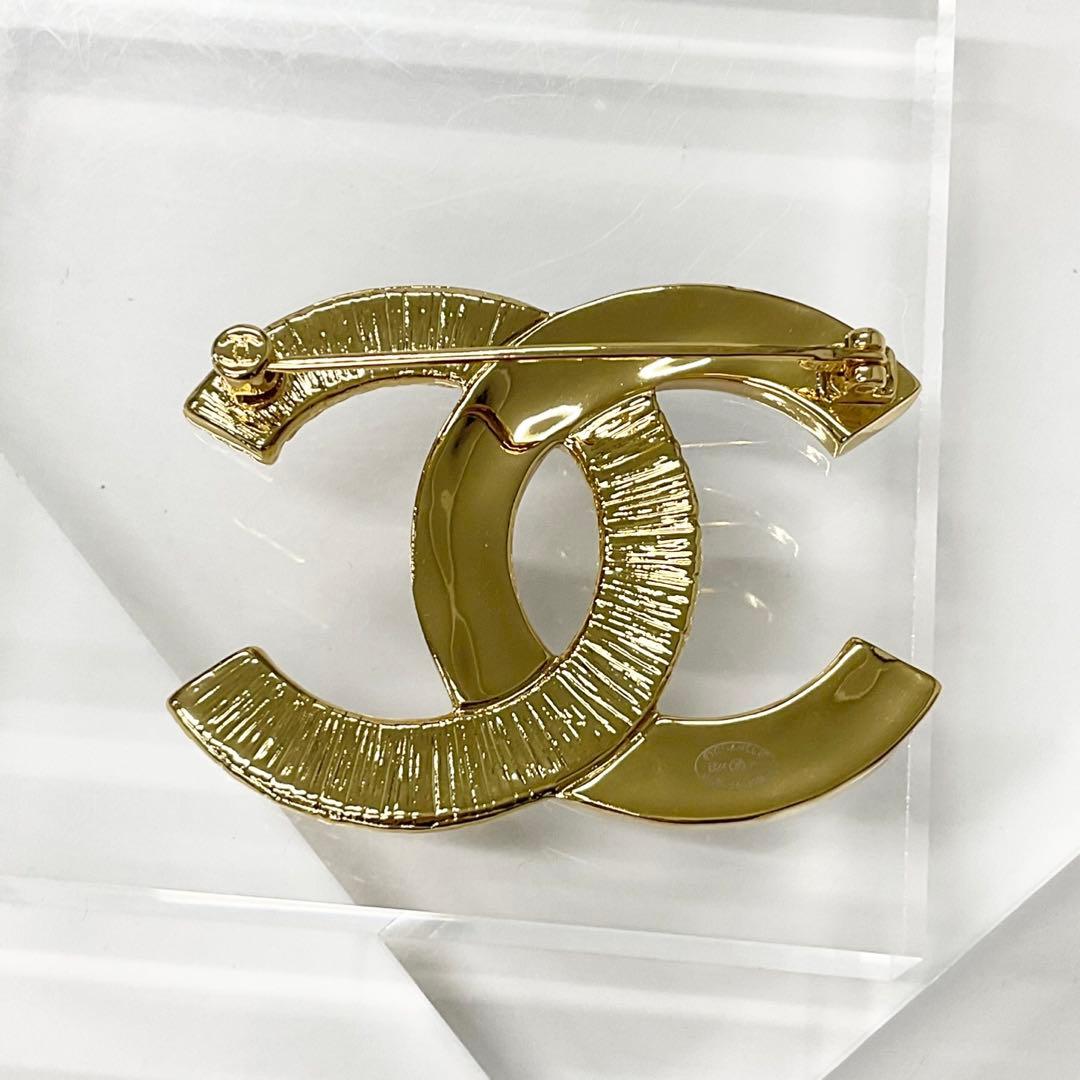 Chanel Brooch Heremark Gold Black
