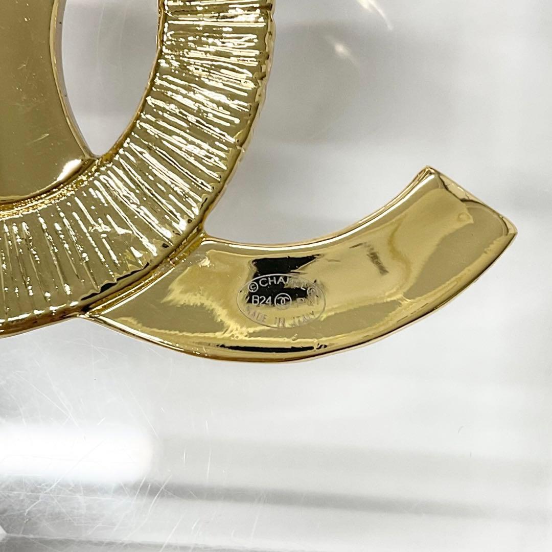 Chanel Brooch Heremark Gold Black